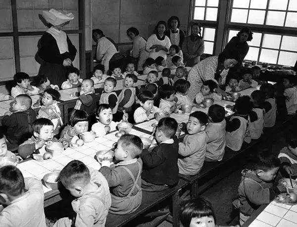 1951年2月19日,大阪孤儿院饭厅,孤儿门在吃午饭.