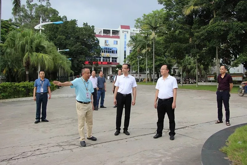 市纪委副书记,监委副主任林俊扬同志带队到潮阳一中开展教师节慰问