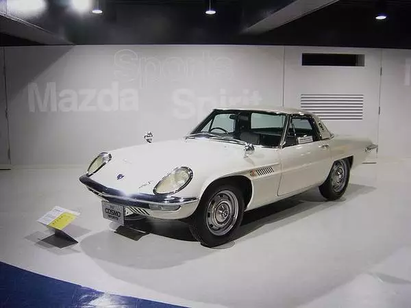 马自达的第一部实用性转子引擎量产车mazda cosmo sport面世 作为搭载