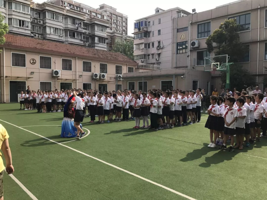 "重温改革开放路 共圆中华民族梦 虹口区多伦同心小学召开开学典礼