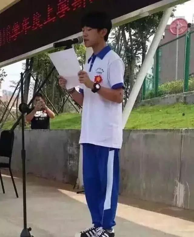 tfboys在学校王俊凯情书多校长也阻止不了同学围观千玺