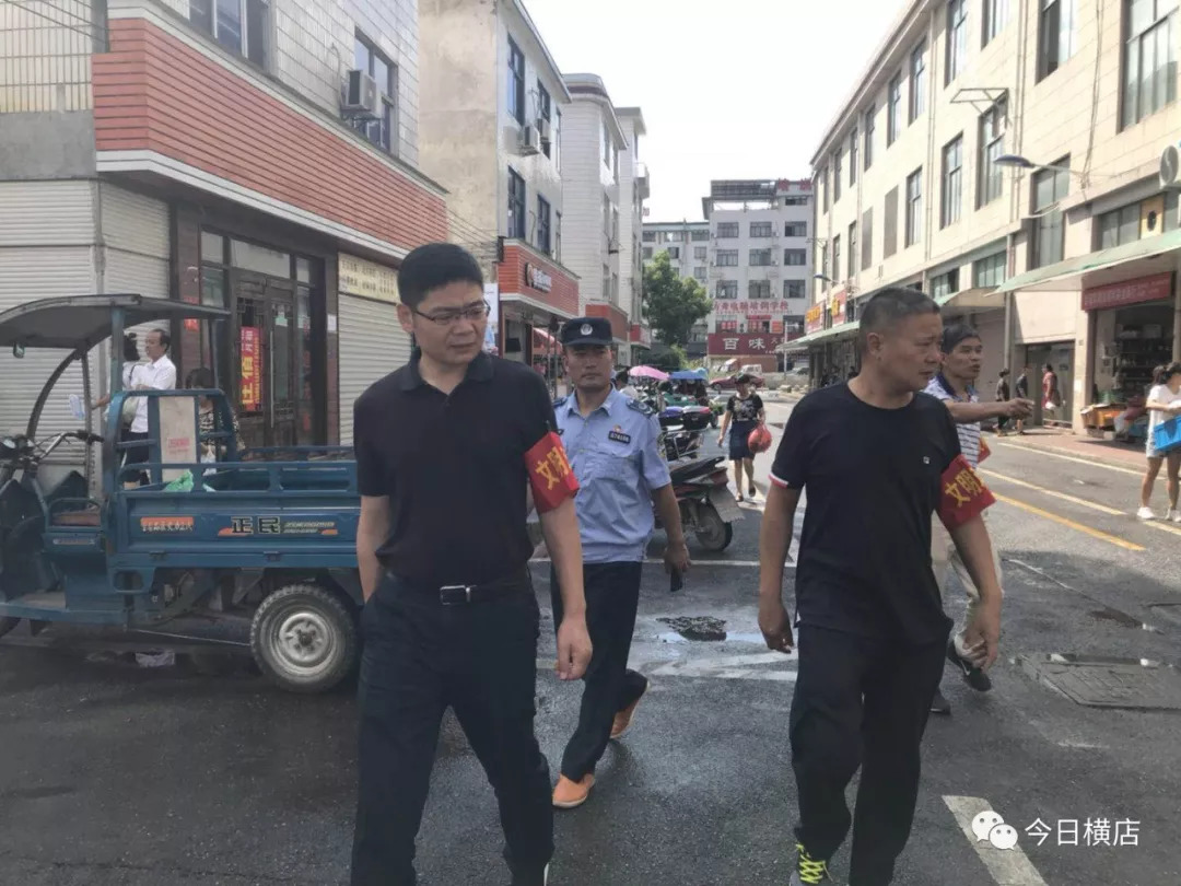 1日,赵小仙带队在康庄街与江南路交叉口附近进行文明劝导.