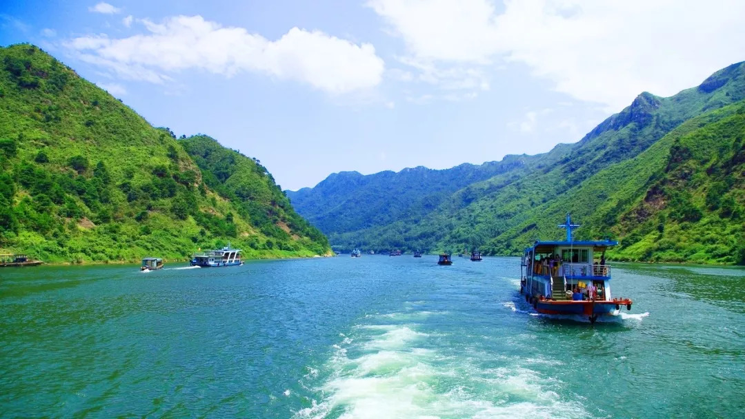 清远小北江这里有"北江小三峡"的美称,所以来此最值一玩的就是坐船游