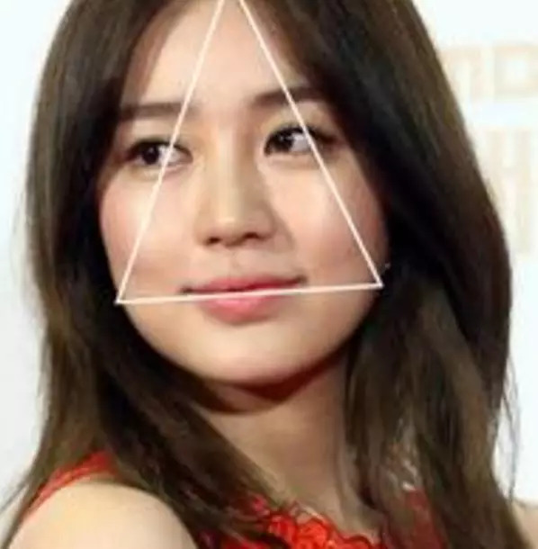 三角形脸型普遍下颚宽大,上额比较小,接近梨形.