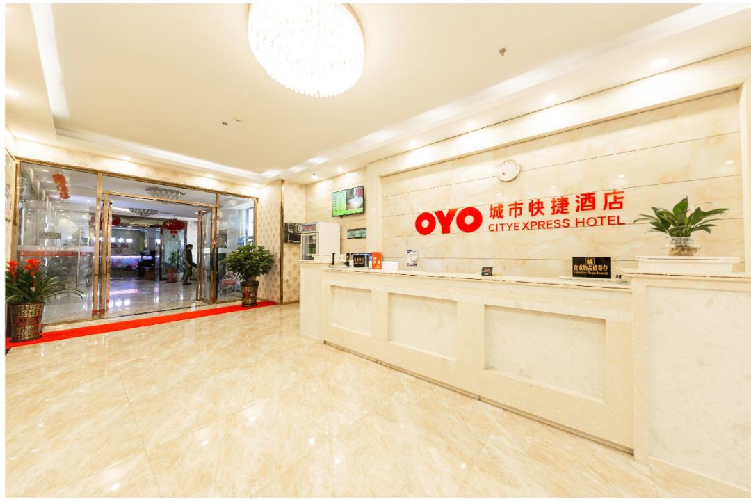 经过品牌化改造后的oyo酒店前台 今年加盟oyo酒店后,杨先生的酒店的