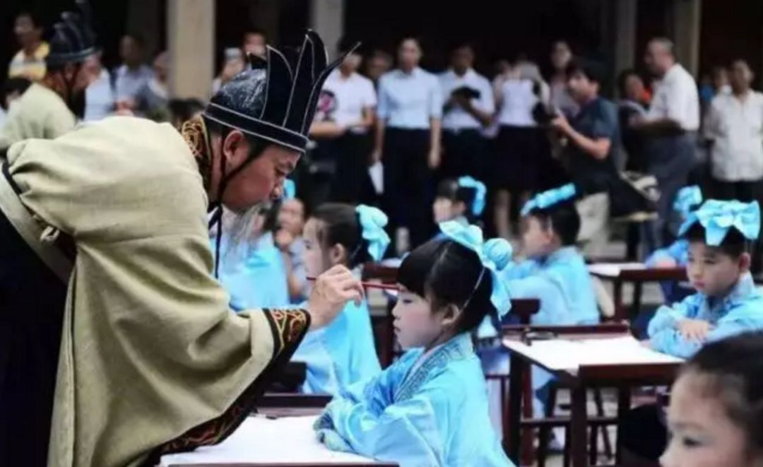 据《学记》记载,古代寒门学子,入学若出不起银两,可用"茶"和"炭"代替