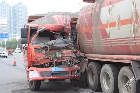 面目全非!钟祥西环路半挂车追尾油罐车,车头撞的稀巴烂…险!