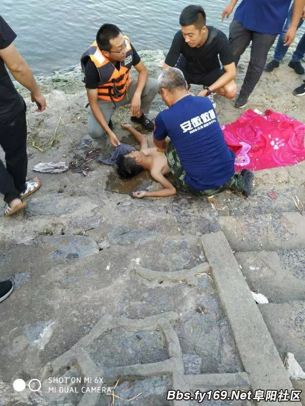 有一十三四岁男孩溺亡 被蓝天救援队打捞 现紧急全城寻找男孩家长