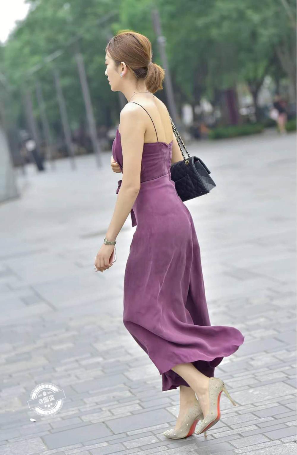 街拍:小姐姐穿紫色连体裤,富有女人味但不招摇过市,怎么穿怎么美!