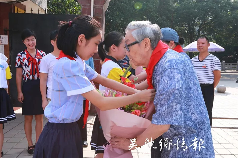 14年后,冰心先生长子吴平携夫人重返长乐实验小学