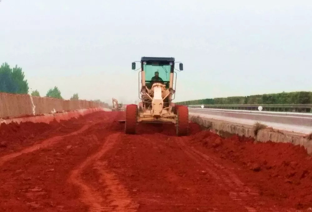 圈粉无数的拜耳法赤泥路面施工以来,项目部选取13公里试验段为试点