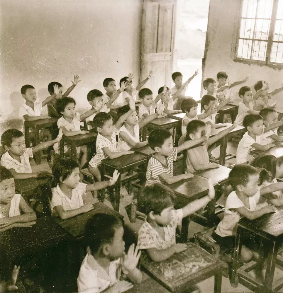 民办小学是六七十年代一种教育模式,图为桐柏岭脚民办小学上课.