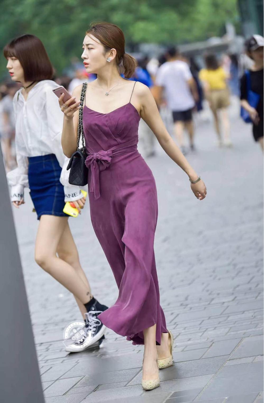 街拍:小姐姐穿紫色连体裤,富有女人味但不招摇过市,怎么穿怎么美!