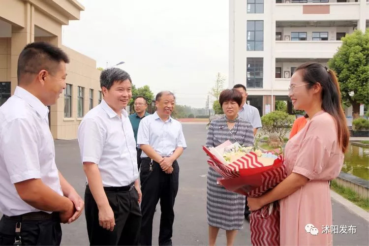 慰问中,卞建军一行先后来到沭阳华冲高级中学,长庄小学,怀文中学,沭阳