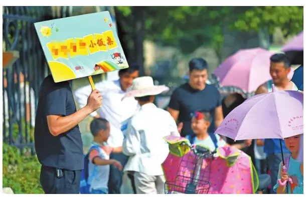 据介绍,这些"小饭桌"的服务内容与价格大致为:午饭或晚饭 接送 功课