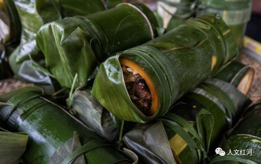 竹筒饭:傣族竹筒饭,又叫香竹饭,竹子的清香,与糯米的芬芳,自然的