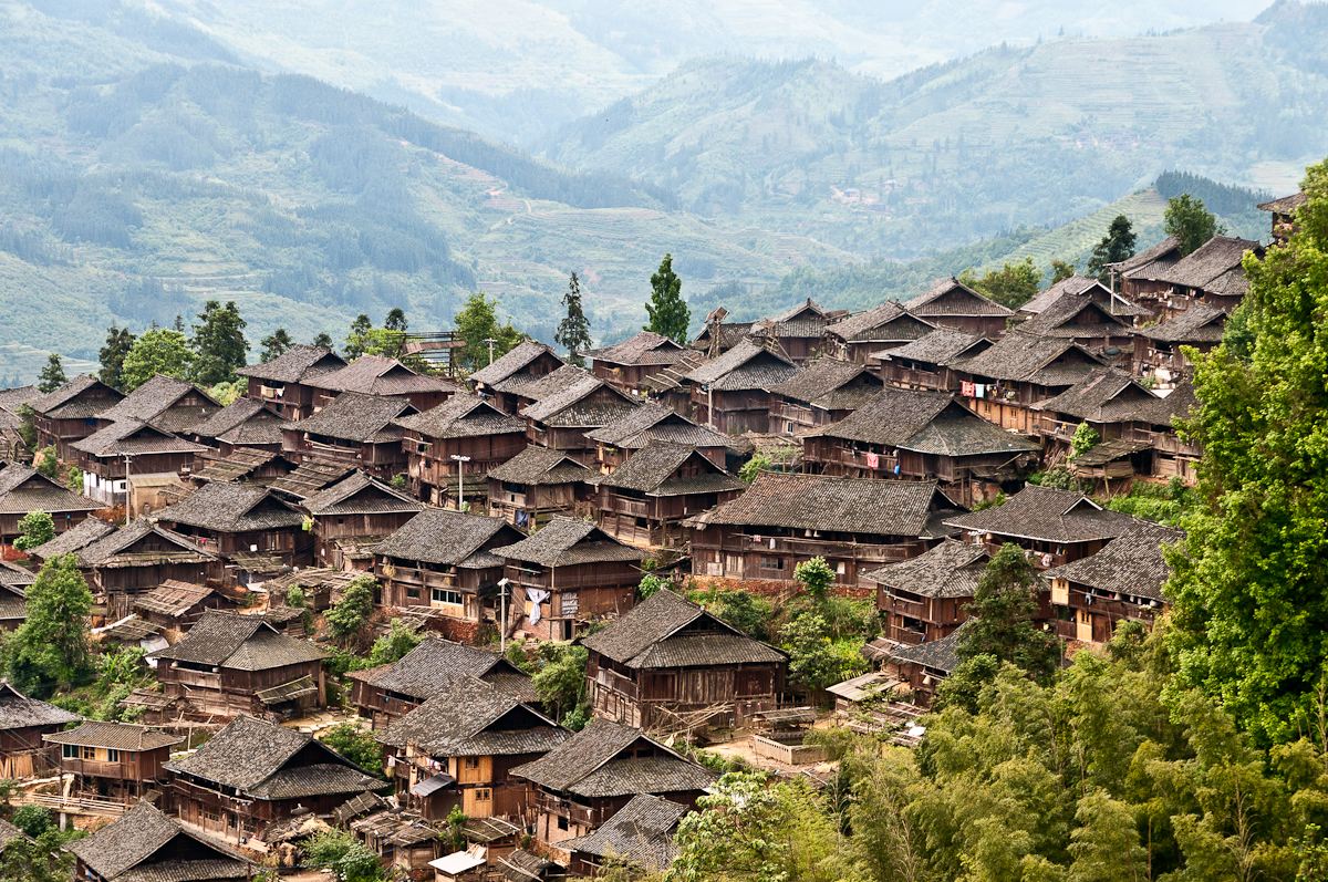 导游提醒:去苗族旅游,不要接当地女孩的苗绣,不然会后悔的