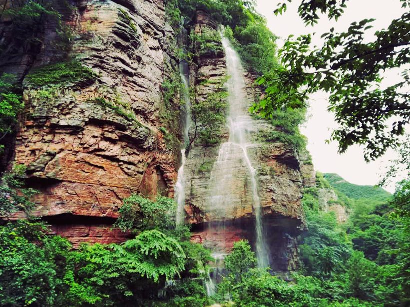 雨后的龙潭大峡谷, 青山如洗,瀑布如练, 到处是流水潺潺,云雾缭绕