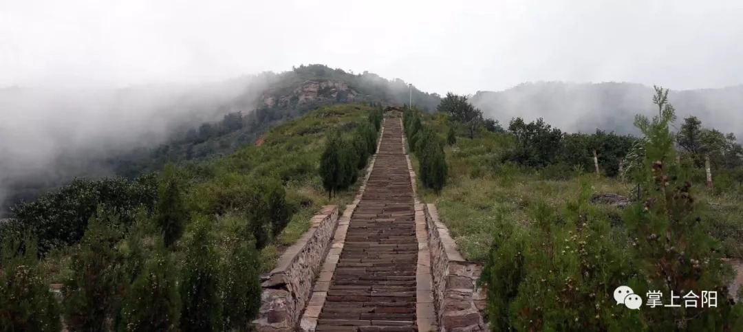 梁山乃历史名山,因其东西横亘,远望形似屋梁而得名.