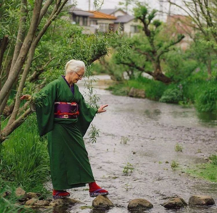 这位在日本穿了30年和服的英国奶奶,甜过少女初恋!