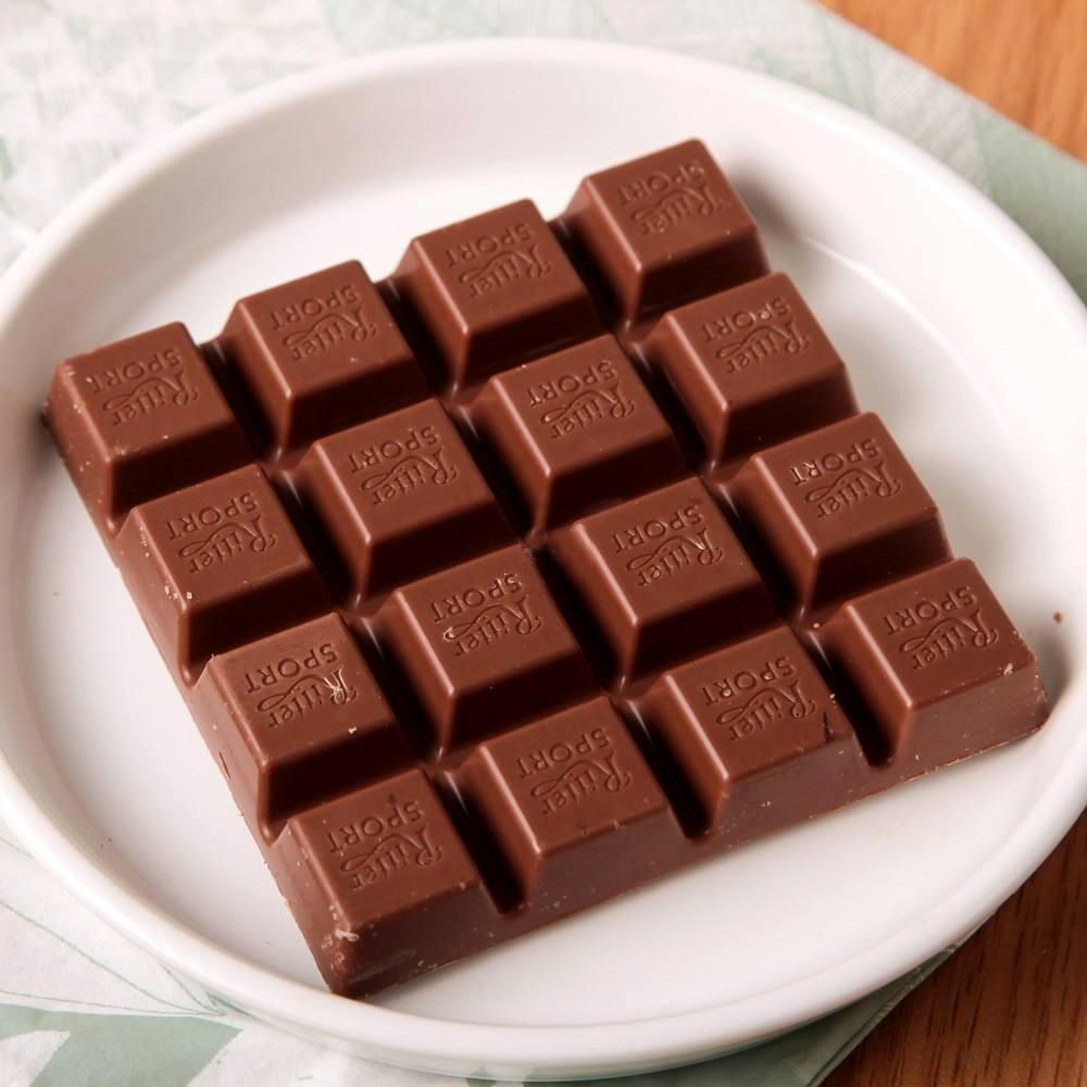 后来,这种精巧方便的正方形巧克力风靡全球.