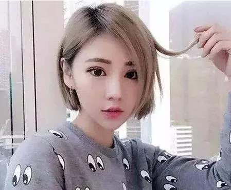 女生咬肌大,脸型短方,额头宽适合什么发型?