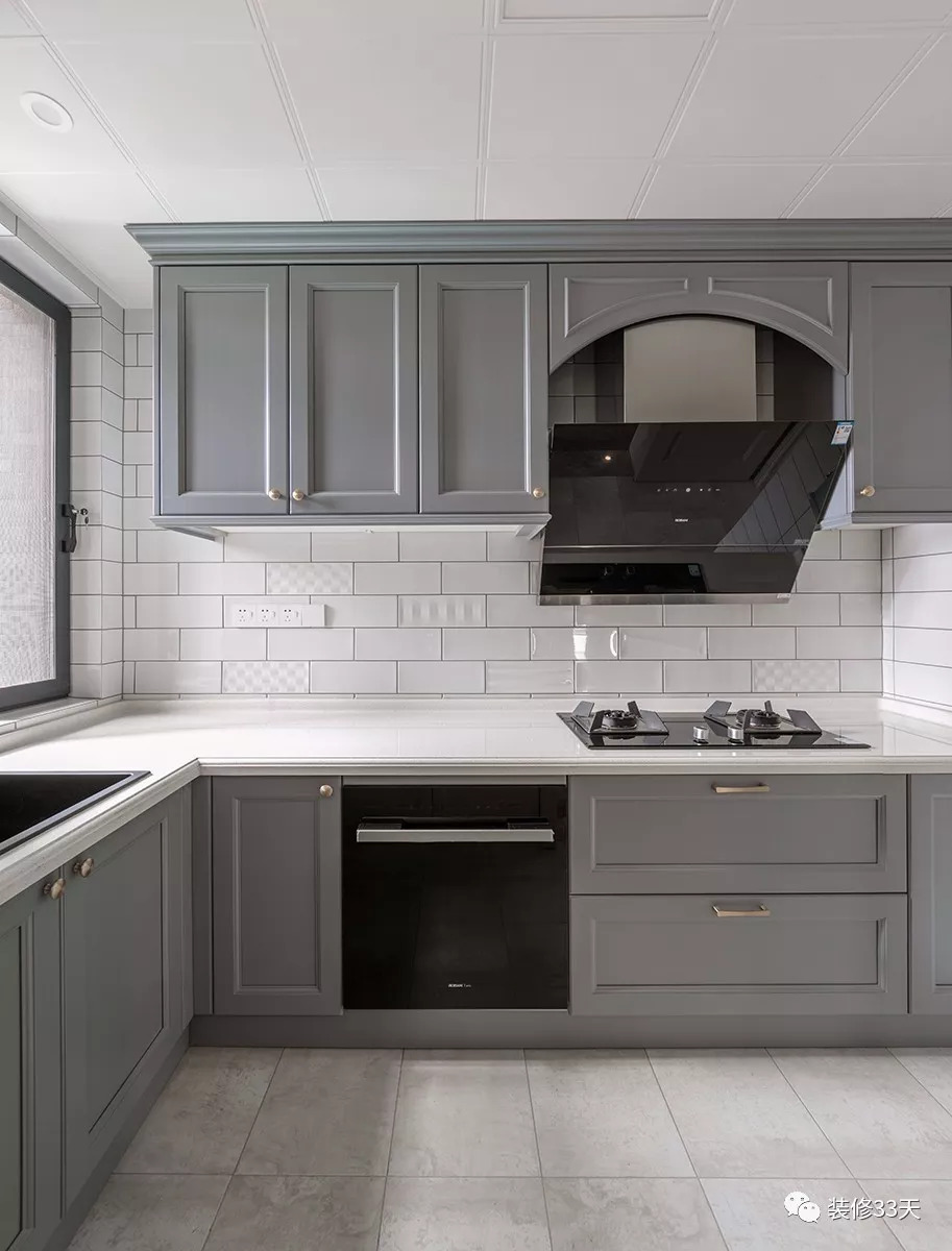 厨房,工字铺白色墙砖搭配浅灰色橱柜门,金色拉手增添一份精致感