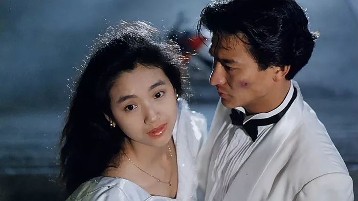 当年杜琪峰在拍《天若有情》时 在一堆照片中选中还未出道的吴倩莲