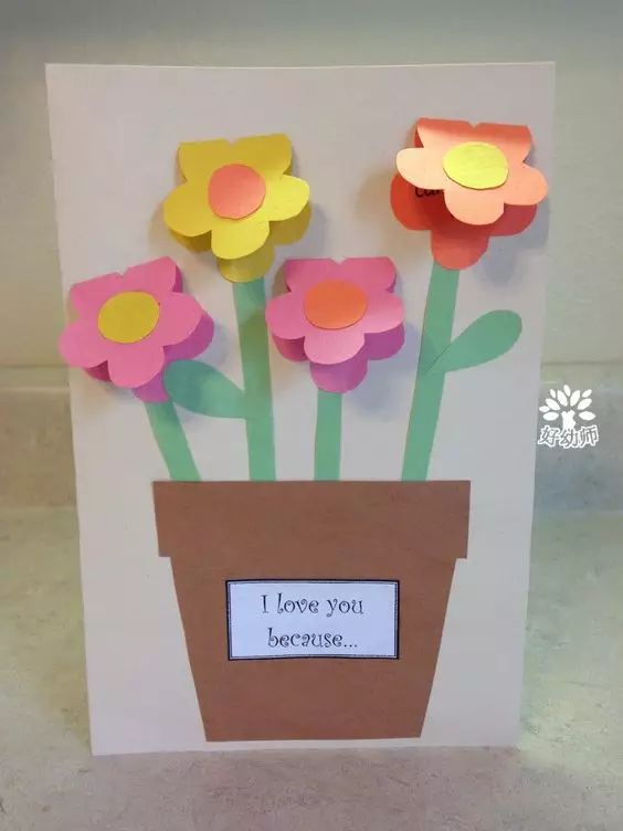 在卡纸上剪下花朵和花盆的形状,并粘贴在卡纸上,注意花朵是两层的哦