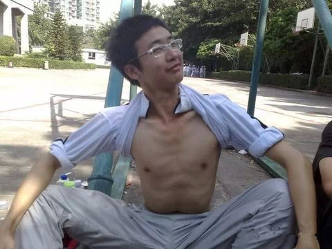 詹姆斯13岁儿子肌肉爆炸,而中国孩子的身体素