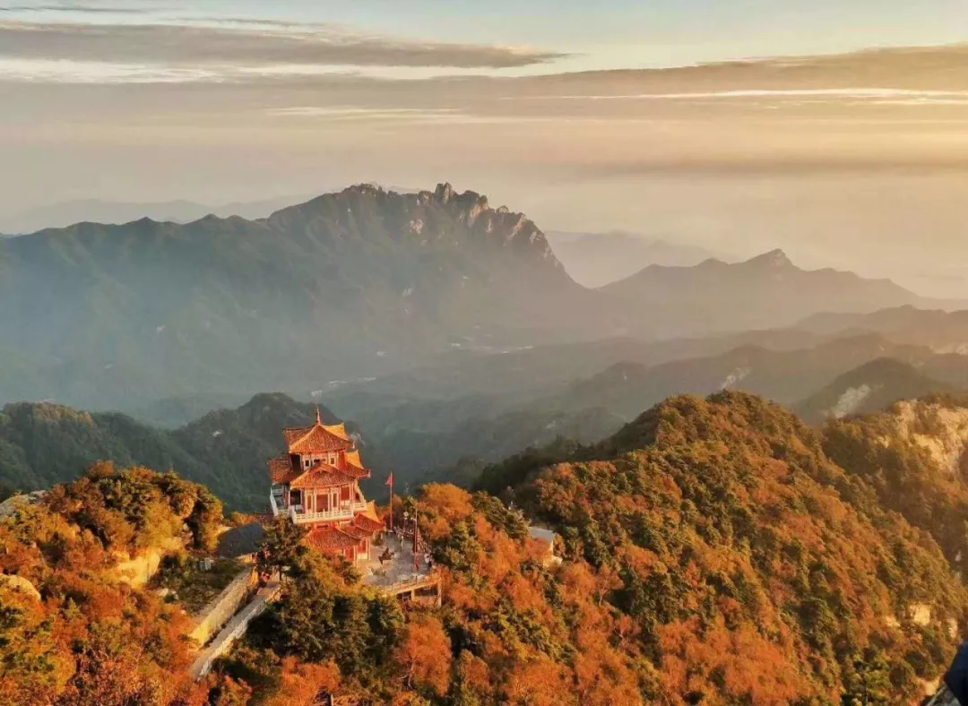 九月正是夏秋交替之际,也是洛阳白云山美丽的季节.