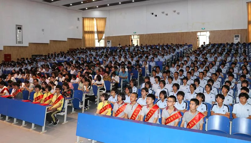 9月7日下午,河北丰润车轴山中学"栋梁奖教奖学联谊会"第十一届颁奖