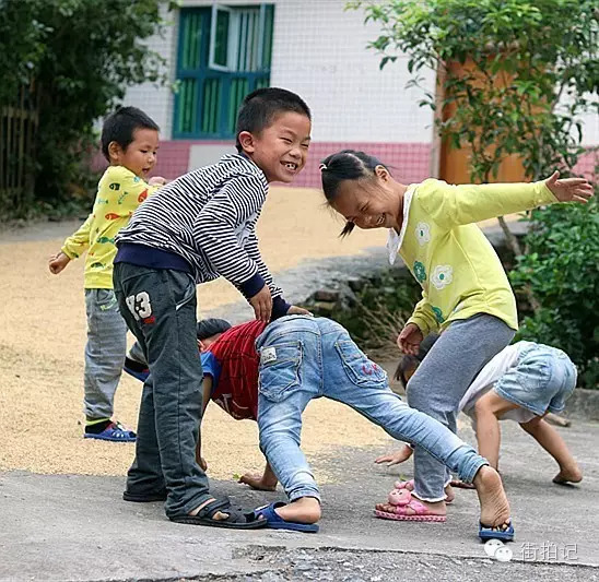 孩子们在一起打闹玩耍是天性 不分城里和乡下