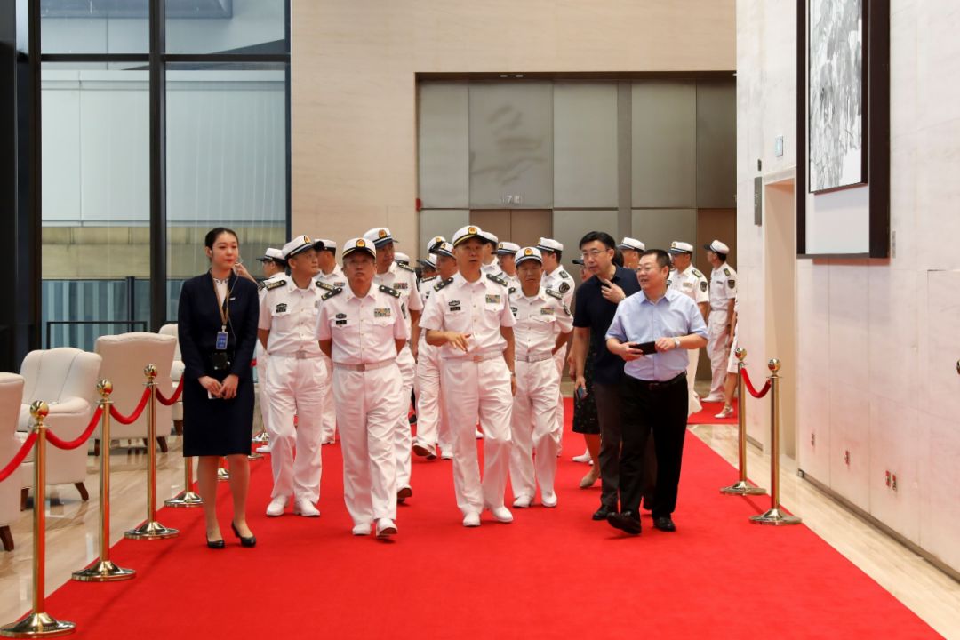 中国人民解放军海军潜艇学院到青岛旅游集团开展学习