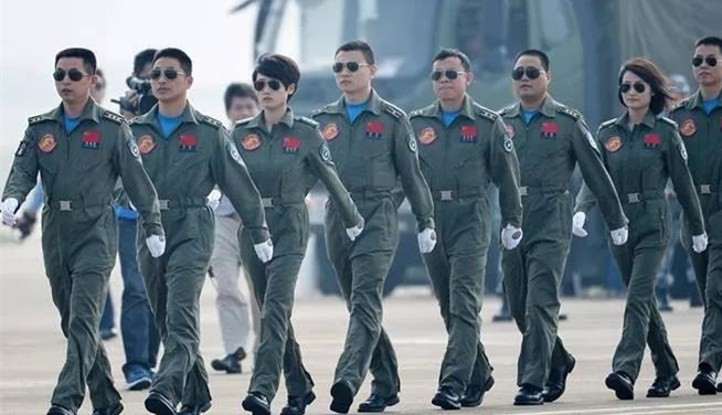 军装威武英姿飒爽一分钟带你走完这段中国空军军服的演变之路
