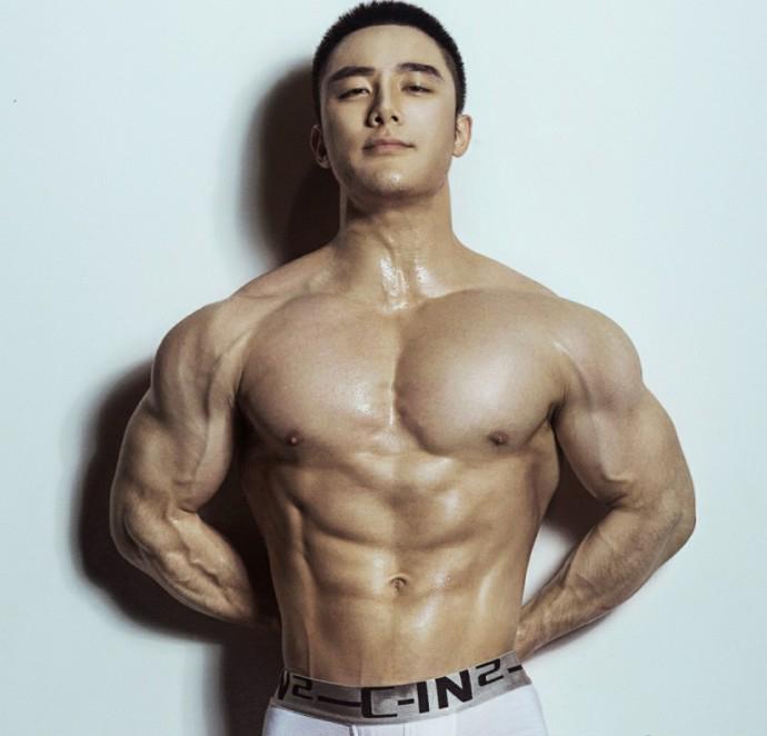 健身房里的韩版范肌肉男,胸肌撑爆衣服,肱三头肌练到炸裂