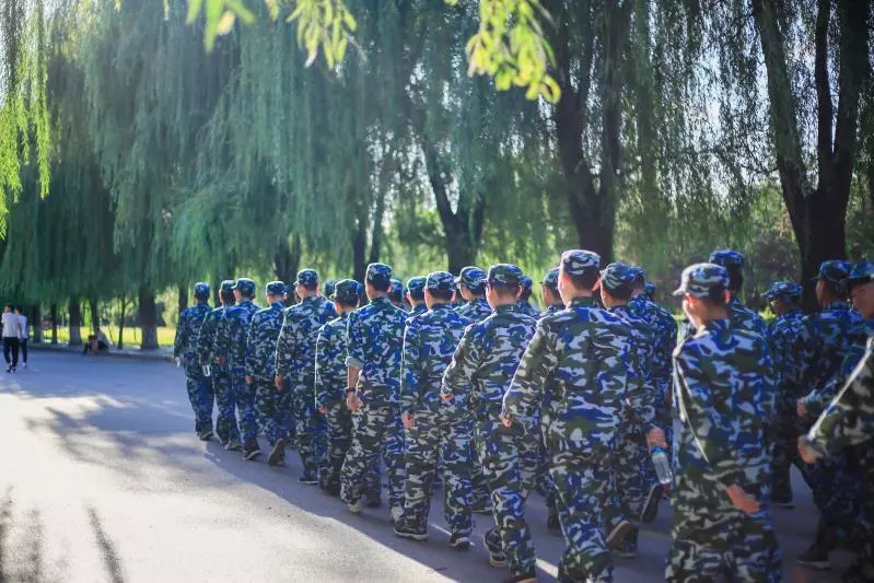 辽宁石油化工大学 1 2 走进军训现场 "你现在在哪里呀" "我在军训" "