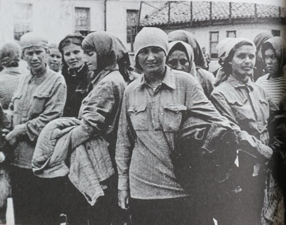 3,被俘虏的苏联妇女,集中关押在集中营里.