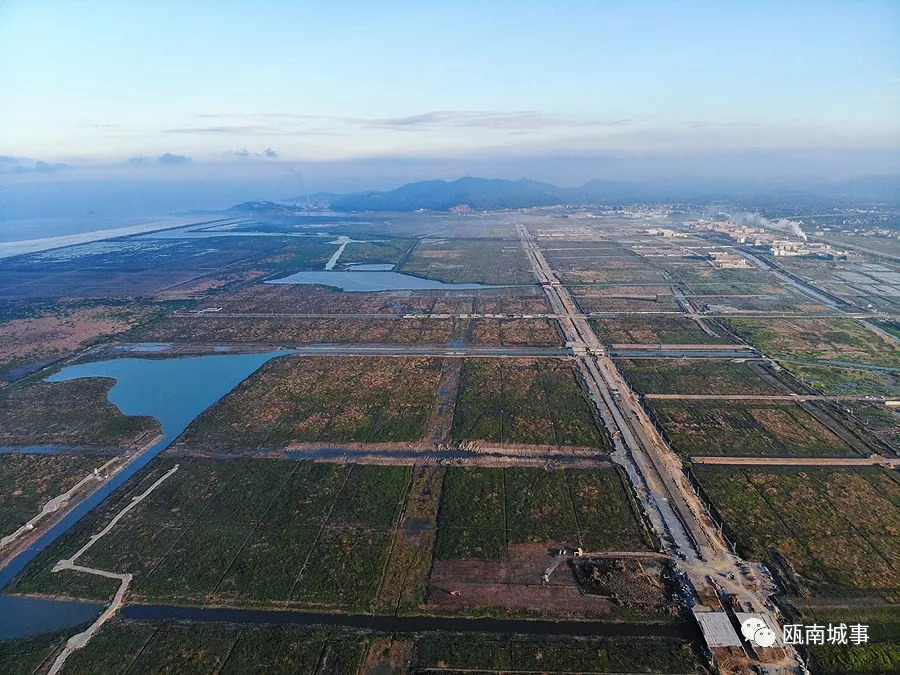 沿着世纪大道一路向东有一片神奇的土地叫做龙港新城