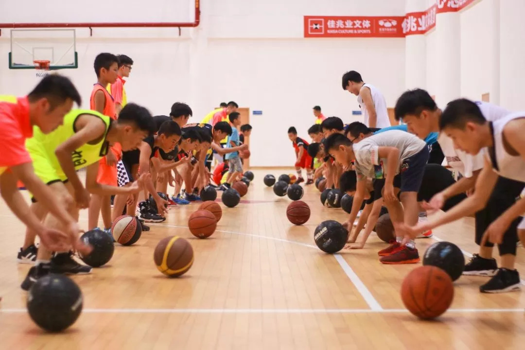 贵港市体育中心青少年篮球培训火热招生中_皓瀚