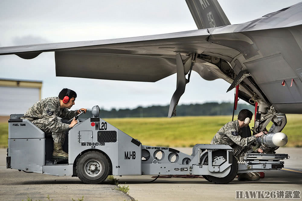 f-22"猛禽"如何挂载制导弹药 实拍美军地勤的训练课_操作