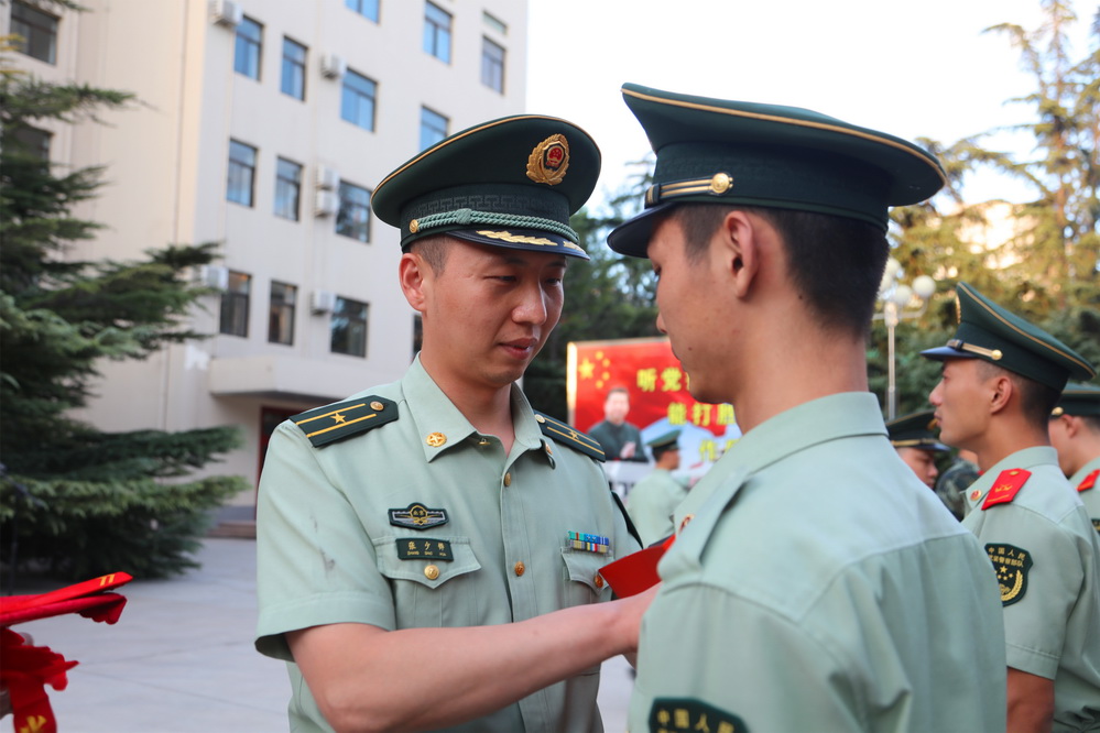 首次向武警部队旗告别直击北京武警退役仪式