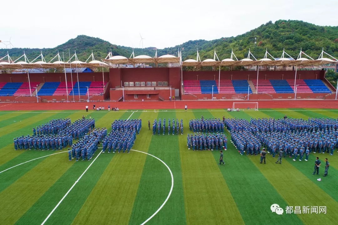 航拍都昌各高中新生军训风采!_任远中学