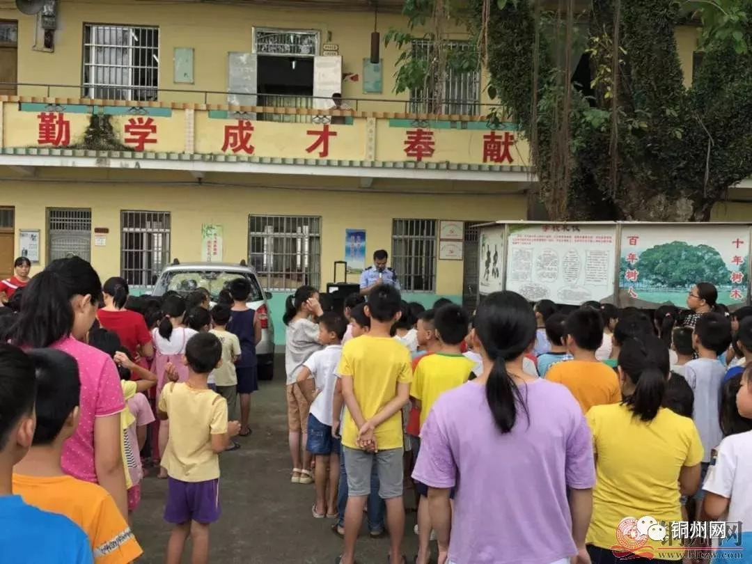 北流交警叔叔,阿姨们就来到了永丰小学,给学校的1765名师生上了一堂生