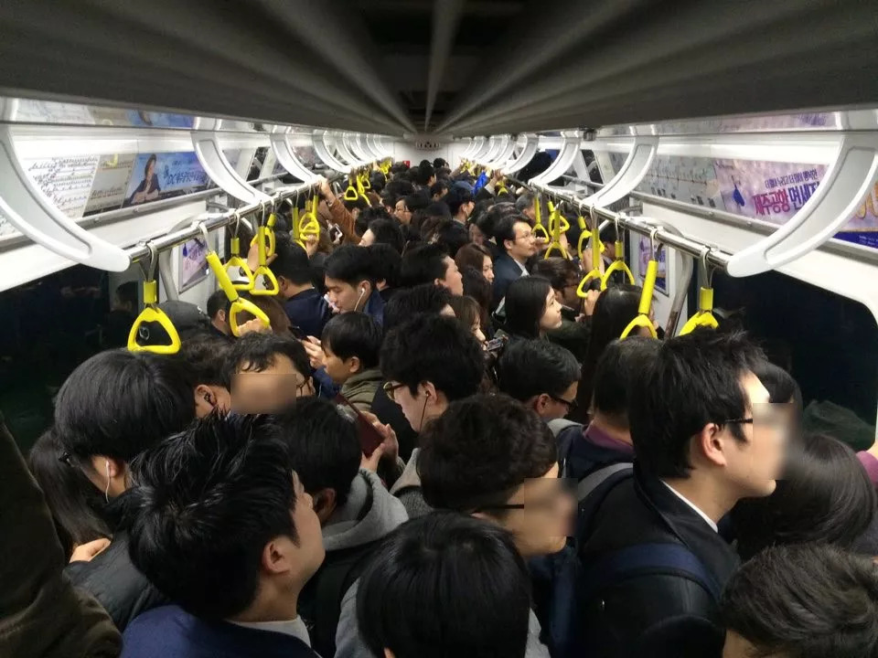 拥挤的地铁车厢,座位绝对是奢侈品./ 视觉中国