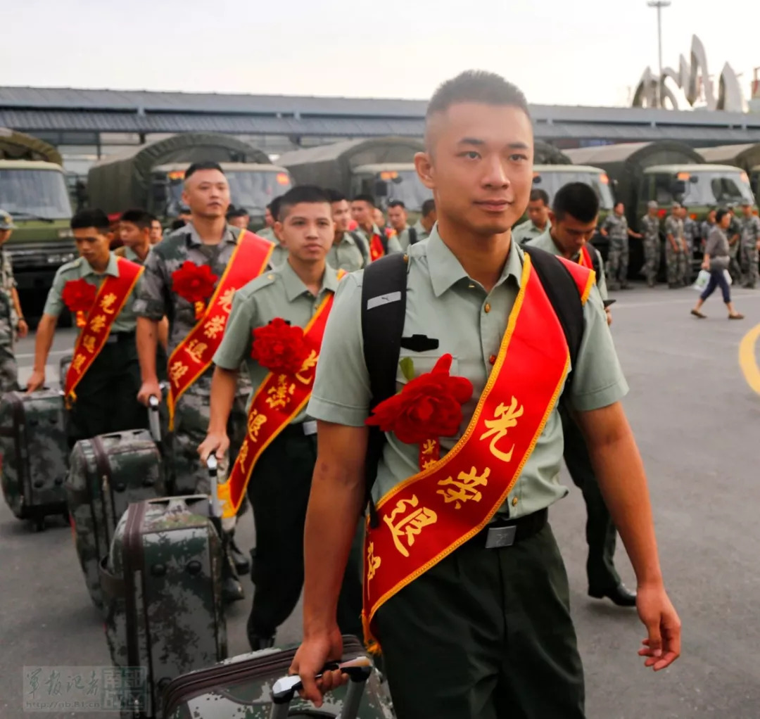 南部战区陆军某旅欢送2018年度夏秋季退役士兵