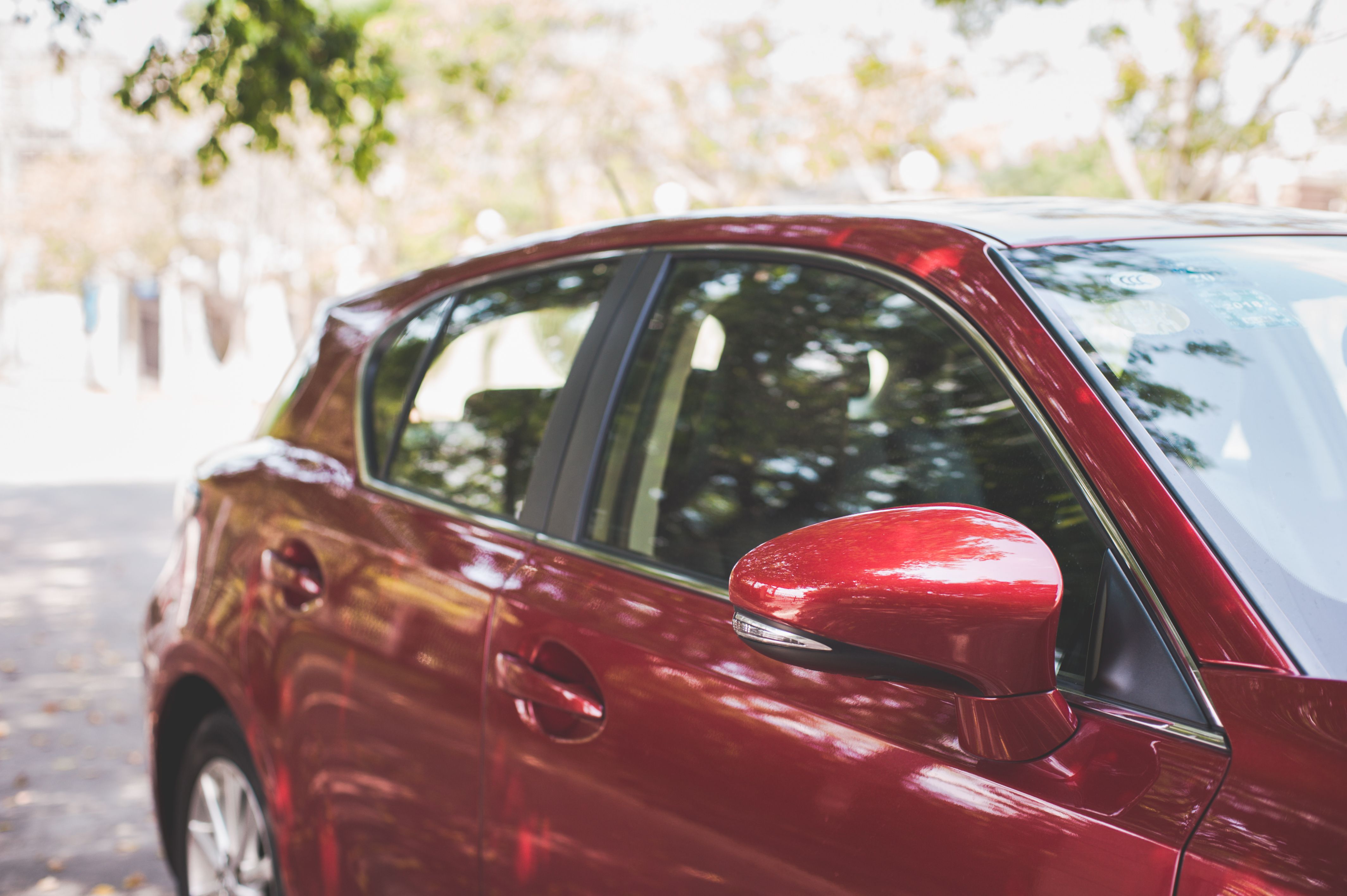 珍珠红的车漆,即使在倒后镜上都是闪闪发亮.