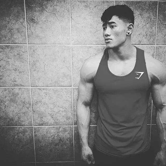 他叫steven cao,姓曹.         中国人.