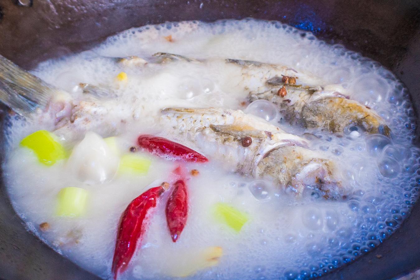 炖鲫鱼汤，多加两个它，鱼汤比牛奶白，香浓无腥味 - 哔哩哔哩