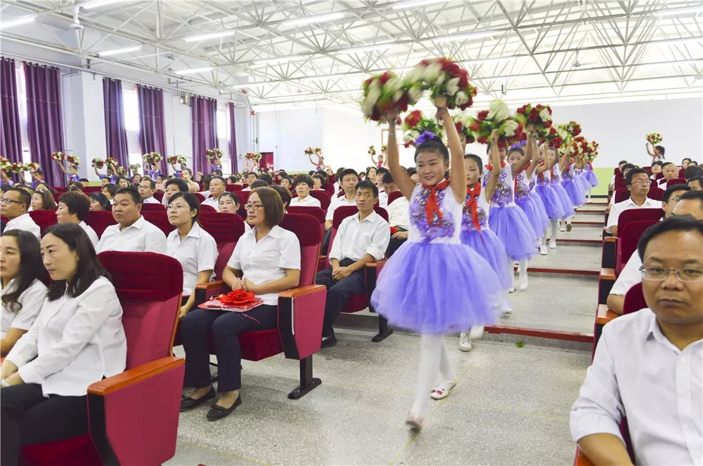 万荣县隆重召开庆祝第三十四个教师节暨表彰大会